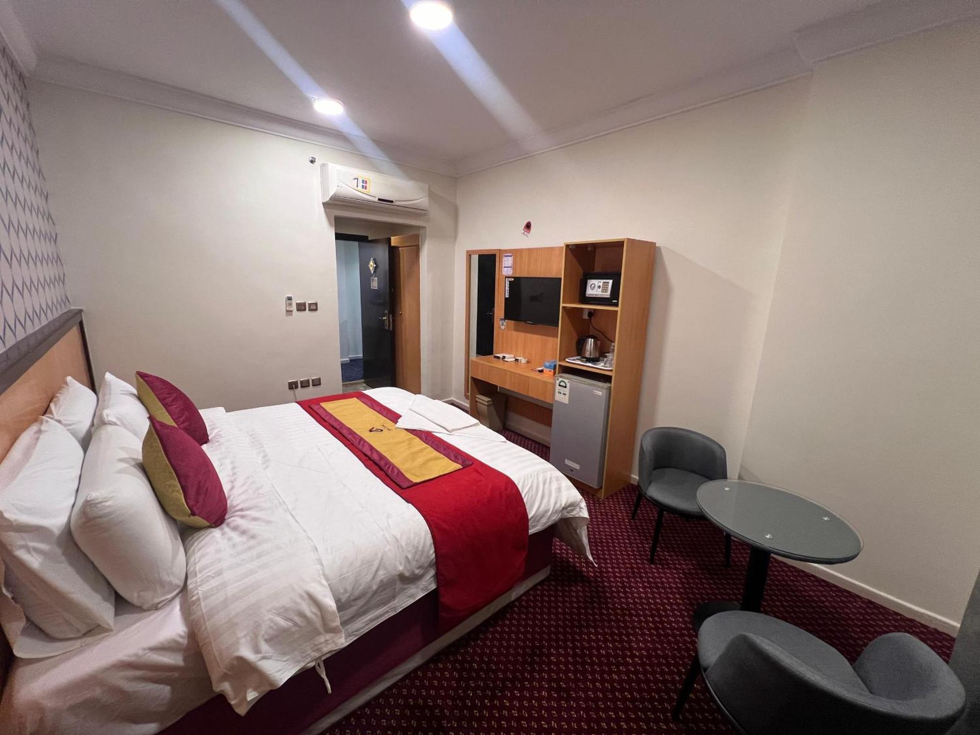 Hotel فندق أعيان البركة